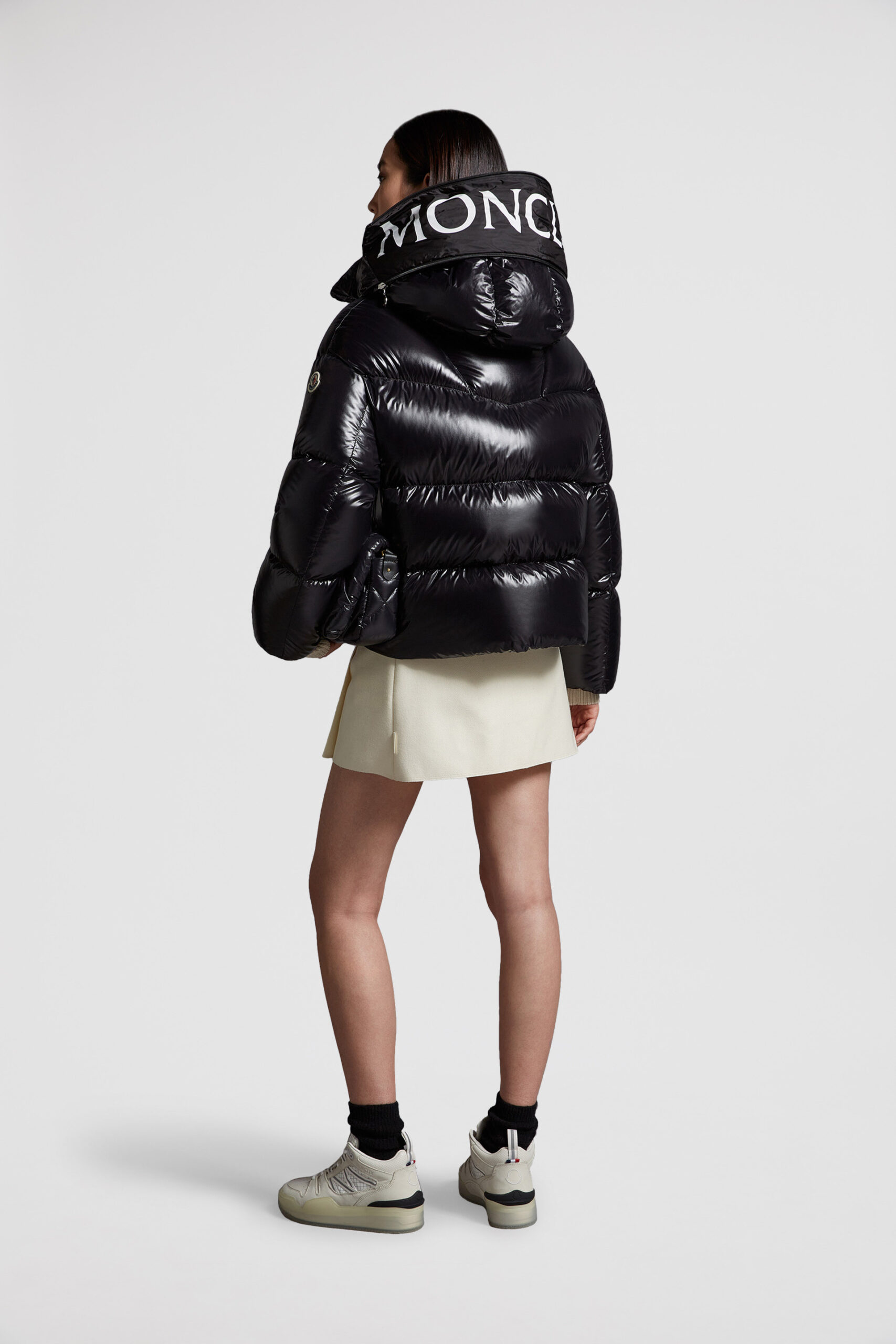 Doudoune Moncler Huppe noire — silhouette — capuche déployée