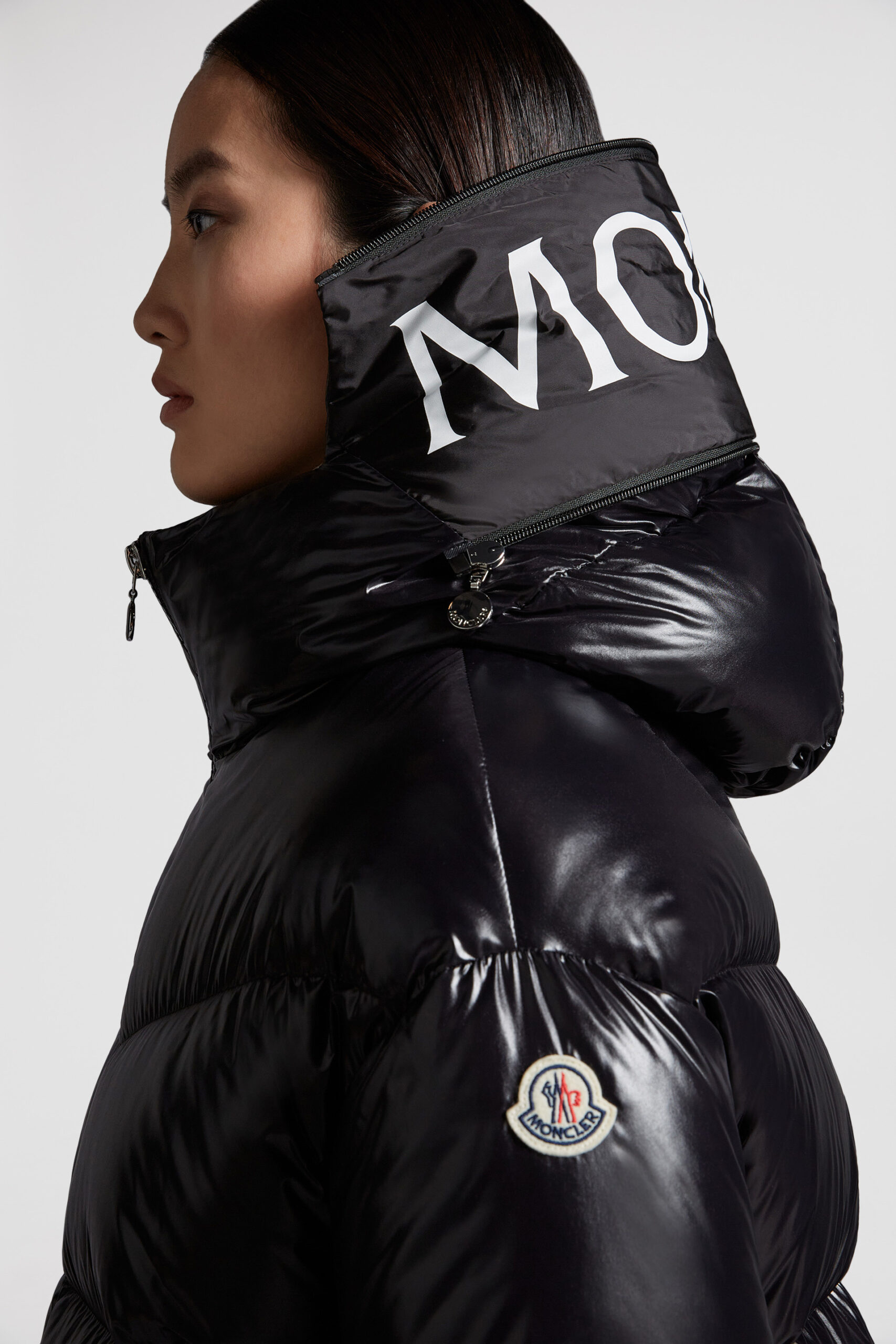 Doudoune Moncler Huppe noire — gros plan de profil, col et capuche avec logo