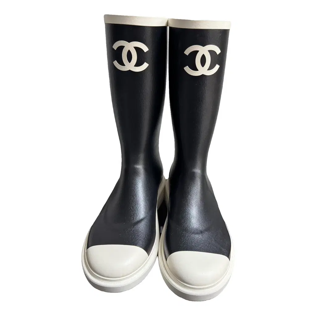 Bottes de pluie Chanel noires à semelle blanche, vue 1